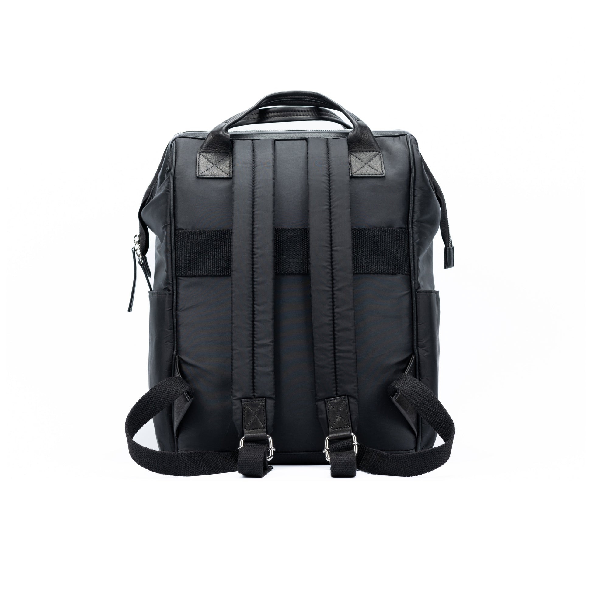 K0037AB | Zaino Idrorepellente in Nylon Waterproof/Vera Pelle pieno fiore con leggera grana - Colore Nero - Accessori Nickel lucido. Dimensioni: cm 27 x 39 x 19 - Confezione: Sacchetto Tnt-2